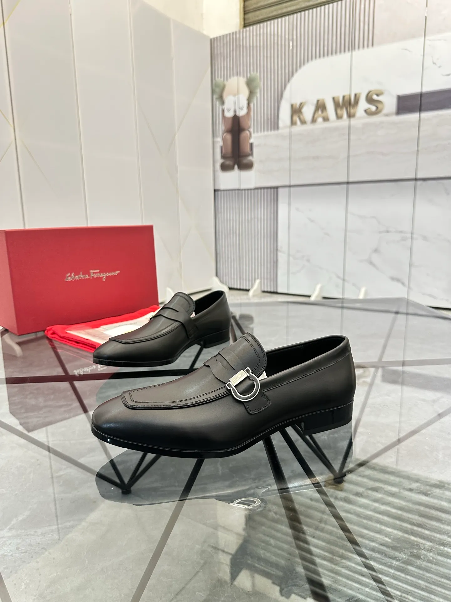 Men's shoes: 💰P640¥ High-end quality Product trademark: Ferragamo* "Ferragamo*" leather shoes Regular size: 38-44 (can be customized to 45.46.) Product materials: imported first-layer cowhide leather upper, cowhide lining, original outsole. Number: 688
